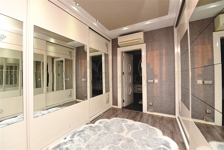 Вилла 5+2 с шикарным видом в центре Алании