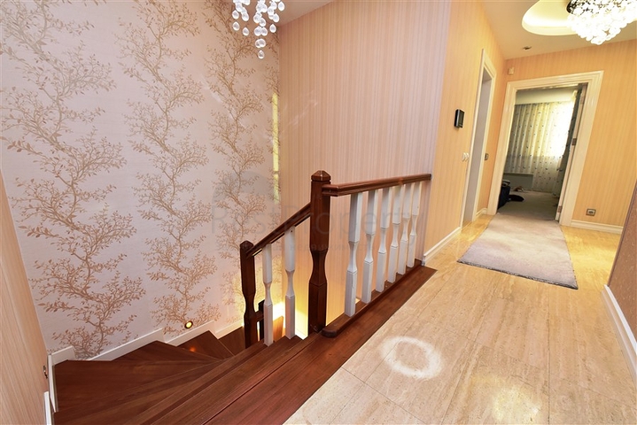 Вилла 5+2 с шикарным видом в центре Алании