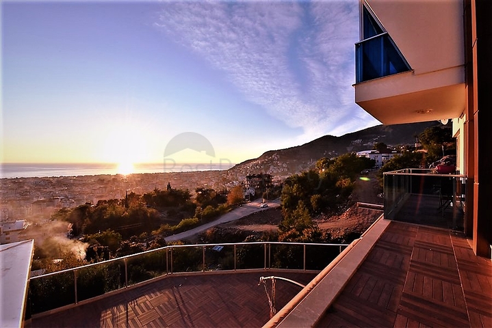 Вилла 5+2 с шикарным видом в центре Алании