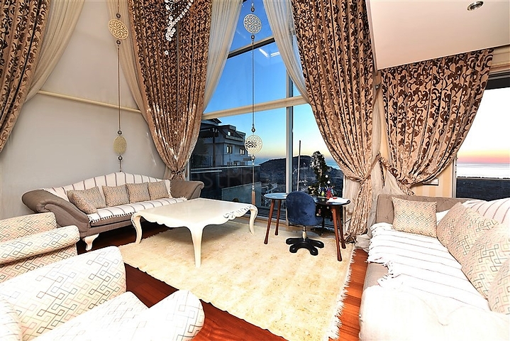 Вилла 5+2 с шикарным видом в центре Алании