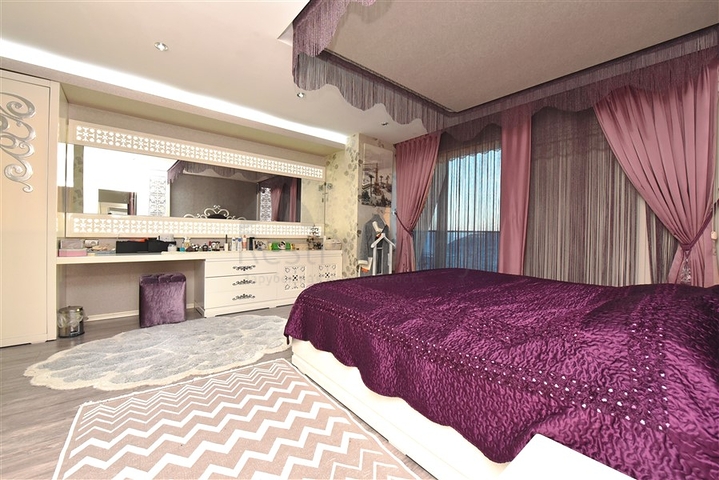 Вилла 5+2 с шикарным видом в центре Алании