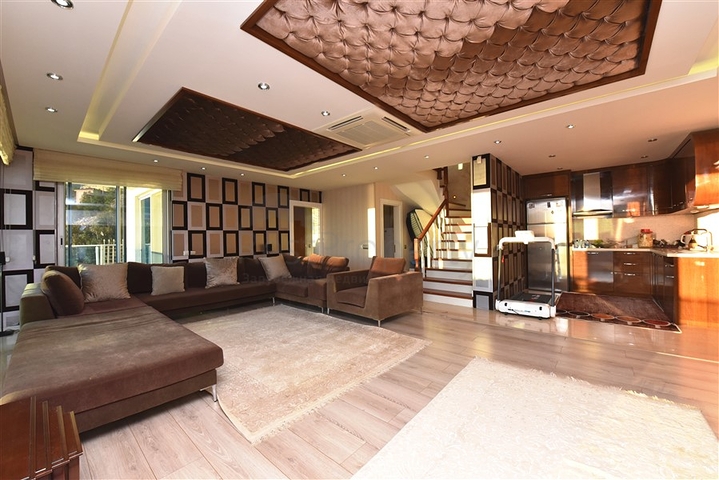 Вилла 5+2 с шикарным видом в центре Алании