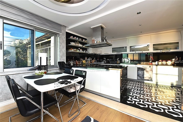 Вилла 5+2 с шикарным видом в центре Алании