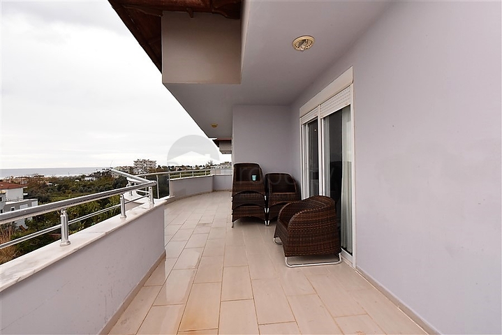 Просторный пентхаус с видом на Средиземное море 