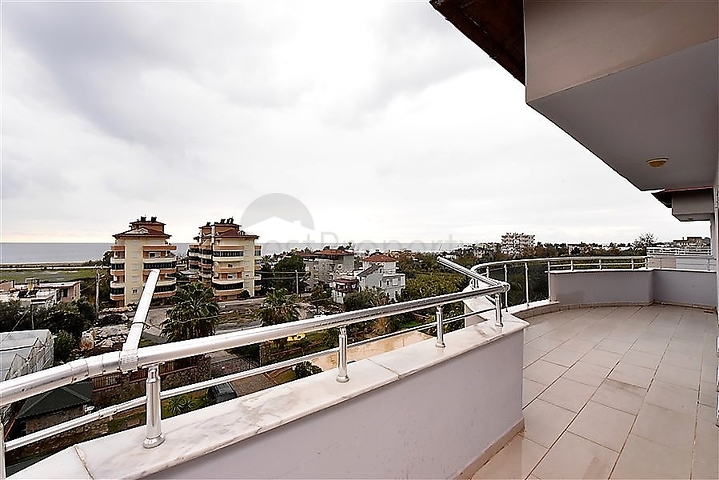 Просторный пентхаус с видом на Средиземное море 