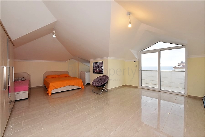 Просторный пентхаус с видом на Средиземное море 