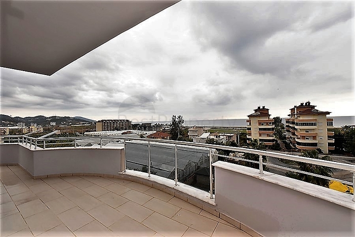 Просторный пентхаус с видом на Средиземное море 