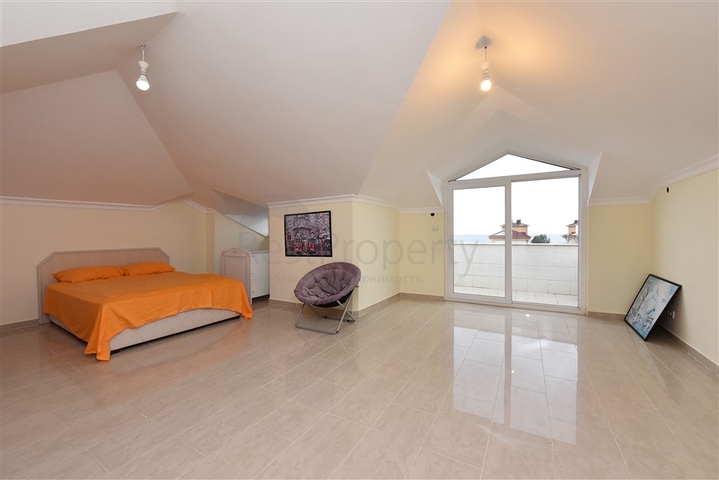 Просторный пентхаус с видом на Средиземное море 