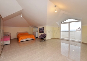 Просторный пентхаус с видом на Средиземное море 