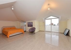 Просторный пентхаус с видом на Средиземное море 