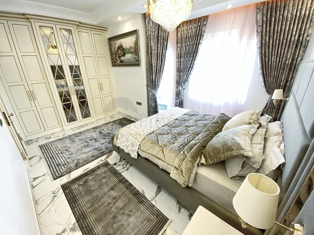 Королевский пентхаус 4+1 в элитном комплексе в районе Махмутлар