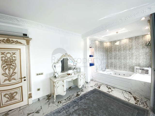 Королевский пентхаус 4+1 в элитном комплексе в районе Махмутлар