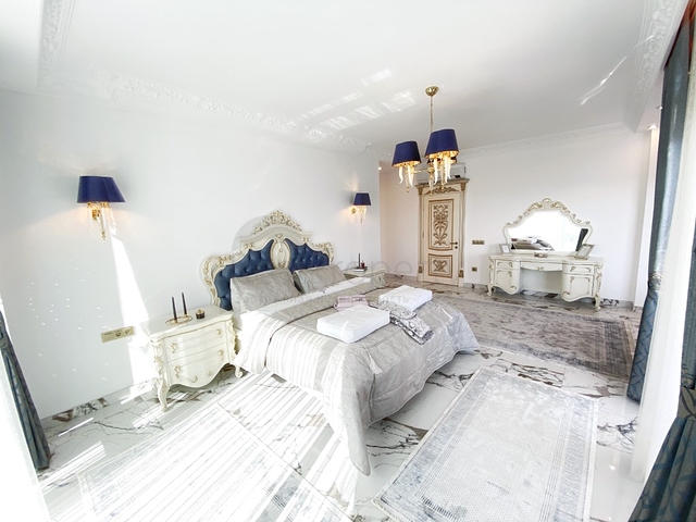 Королевский пентхаус 4+1 в элитном комплексе в районе Махмутлар