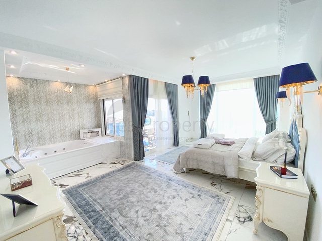 Королевский пентхаус 4+1 в элитном комплексе в районе Махмутлар