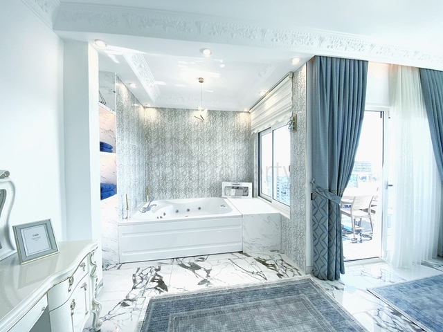 Королевский пентхаус 4+1 в элитном комплексе в районе Махмутлар