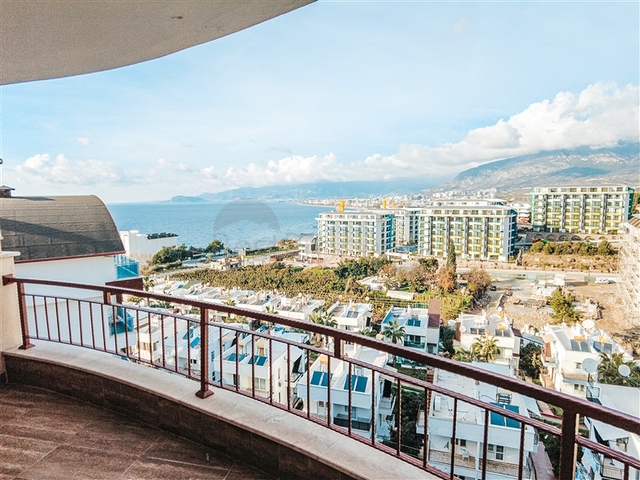 Трехкомнатный пентхаус с видом на море