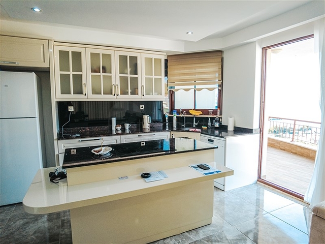 Трехкомнатный пентхаус с видом на море