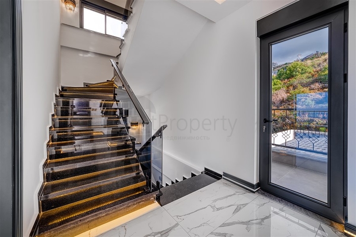 Эксклюзивная вилла с потрясающим видом на Средиземное море