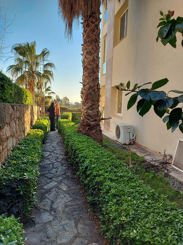 Трехкомнатная Квартира с Видом На Море и с Садом