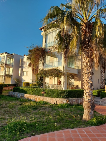 Трехкомнатная Квартира с Видом На Море и с Садом