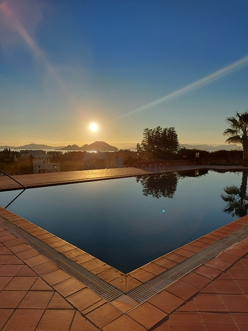 Трехкомнатная Квартира с Видом На Море и с Садом