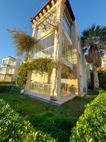 Трехкомнатная Квартира с Видом На Море и с Садом