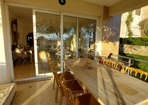 Трехкомнатная Квартира с Видом На Море и с Садом