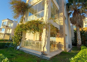 Трехкомнатная Квартира с Видом На Море и с Садом