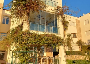 Трехкомнатная Квартира с Видом На Море и с Садом