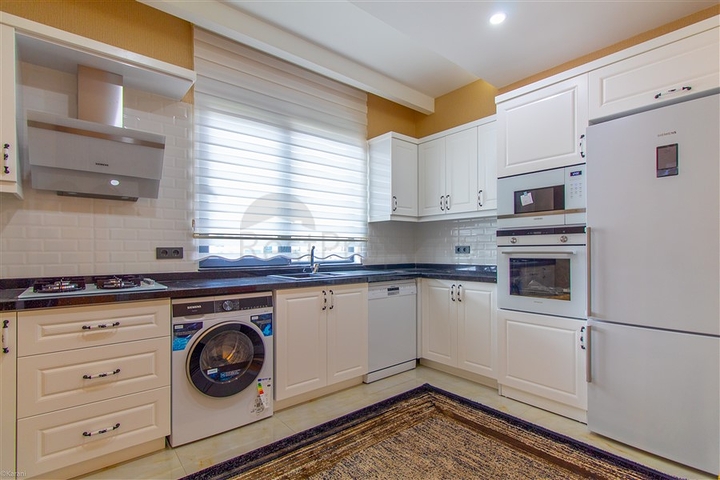 Пентхаус 2+1 с отдельной кухней и дизайнерским оформлением