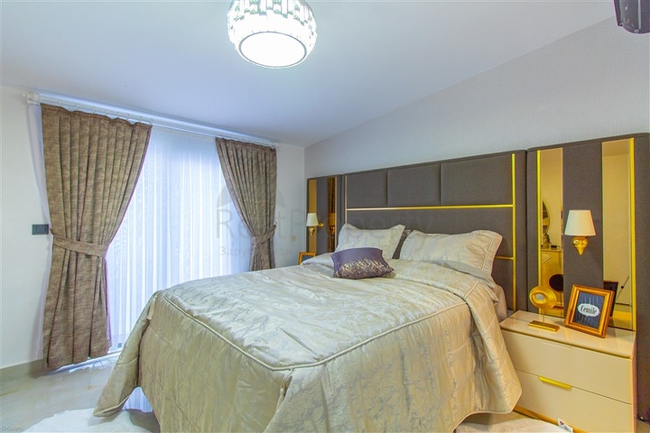 Пентхаус 2+1 с отдельной кухней и дизайнерским оформлением