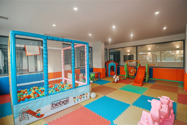 Апартаменты планировкой 2+1 в комплексе на первой береговой линии