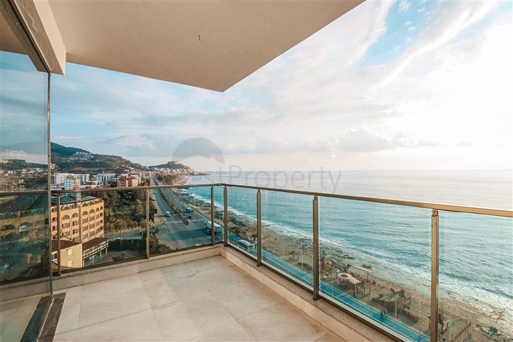 Апартаменты планировкой 2+1 в комплексе на первой береговой линии