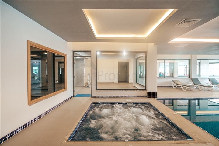 Апартаменты планировкой 2+1 в комплексе на первой береговой линии