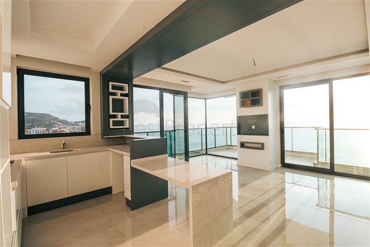 Апартаменты планировкой 2+1 в комплексе на первой береговой линии