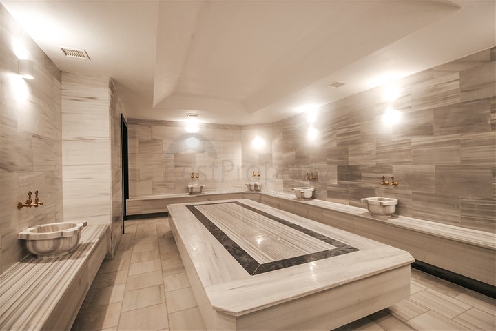 Апартаменты планировкой 2+1 в комплексе на первой береговой линии