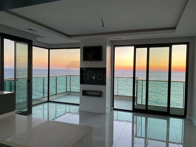 Апартаменты планировкой 2+1 в комплексе на первой береговой линии