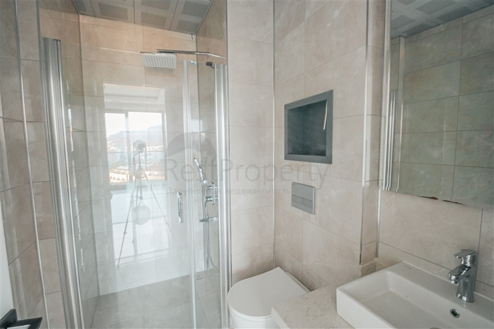 Апартаменты планировкой 2+1 в комплексе на первой береговой линии