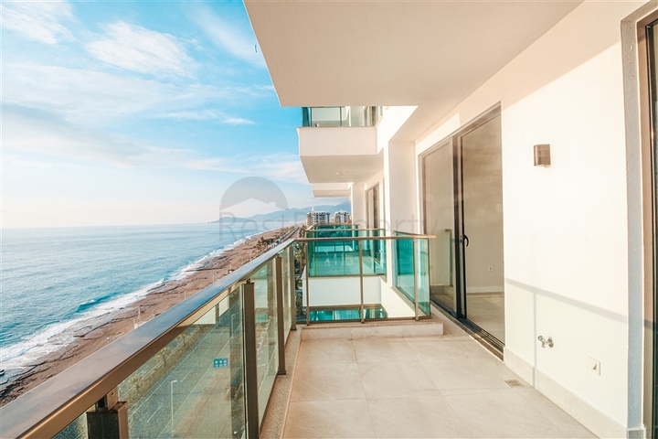 Апартаменты планировкой 2+1 в комплексе на первой береговой линии