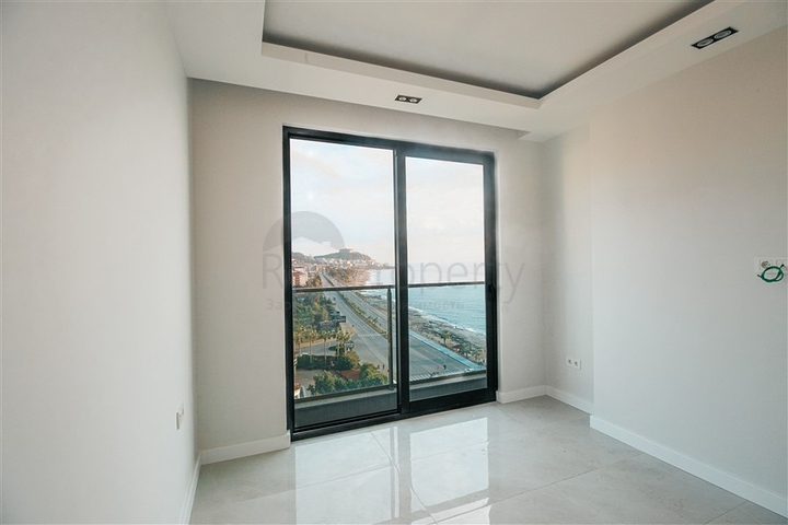 Апартаменты планировкой 2+1 в комплексе на первой береговой линии