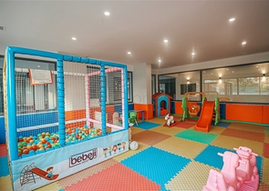 Апартаменты планировкой 2+1 в комплексе на первой береговой линии