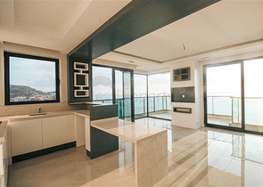 Апартаменты планировкой 2+1 в комплексе на первой береговой линии