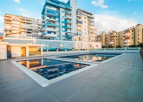 Апартаменты планировкой 2+1 в комплексе на первой береговой линии