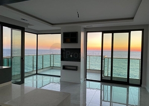 Апартаменты планировкой 2+1 в комплексе на первой береговой линии