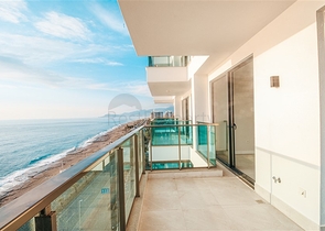 Апартаменты планировкой 2+1 в комплексе на первой береговой линии