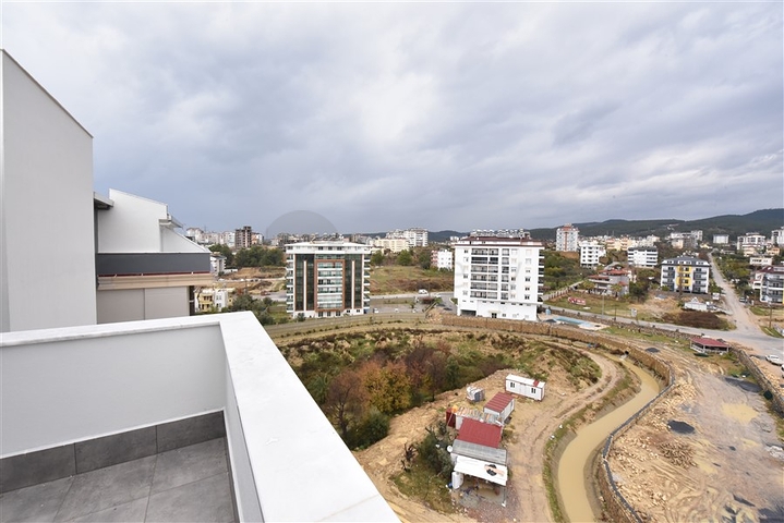 Пентхаус 3+1 с видом на море и горы в районе Авсаллар 