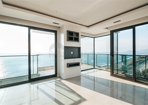 Трехкомнатная квартира c видом на море