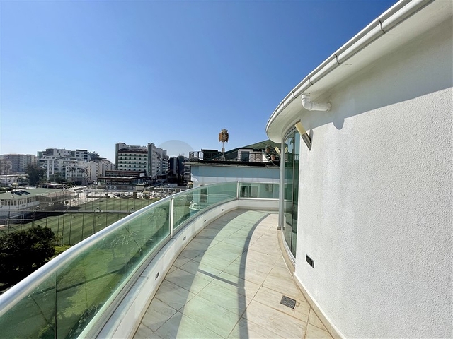 Пентхаус в пешей доступности от моря