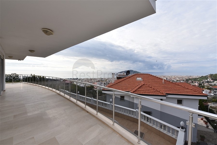 Роскошная вилла с видом на Средиземное море