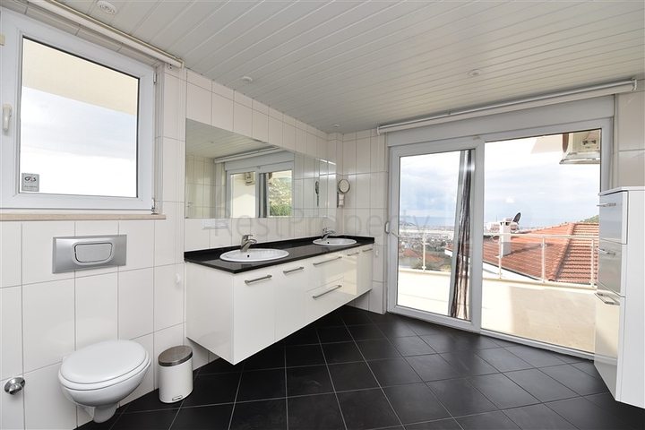 Роскошная вилла с видом на Средиземное море